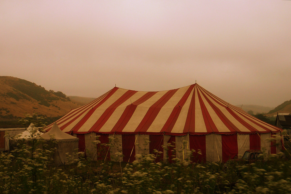 Carpa de circo, referencia visual de la estética Prayanoid
